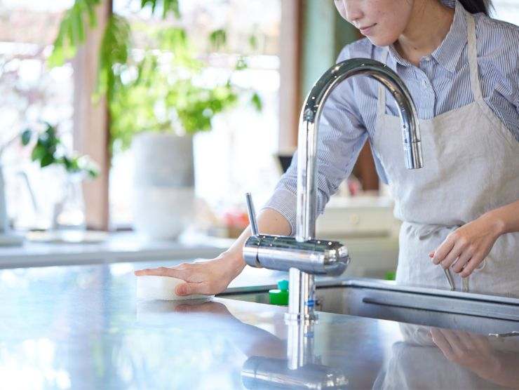 donna che pulisce piano della cucina