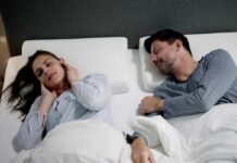 donna che si tappa le orecchie a causa del partner che russa