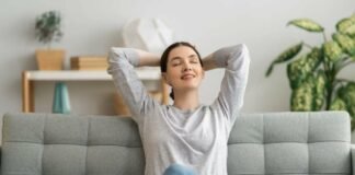 donna seduta rilassata sul divano