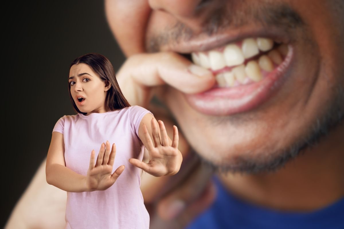 donna disgustata da uomo che rosicchia le unghie