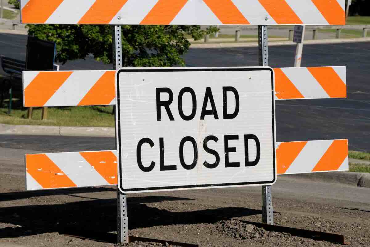 strada chiusa con scritta road closed 