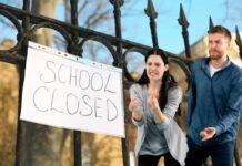 cancello cartello school closed e genitori arrabbiati
