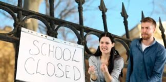 Altro che maltempo! Scuole chiuse a settembre in questa data: il motivo cancello cartello school closed e genitori arrabbiati