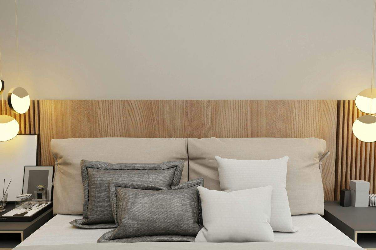 letto moderno con tanti cuscini bianchi e grigi