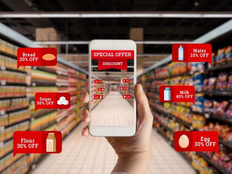 mano che mantiene smartphone con applicazione per fare la spesa