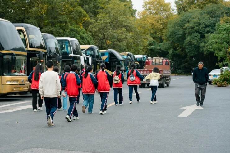 ragazzi in fila indiana gita scolastica
