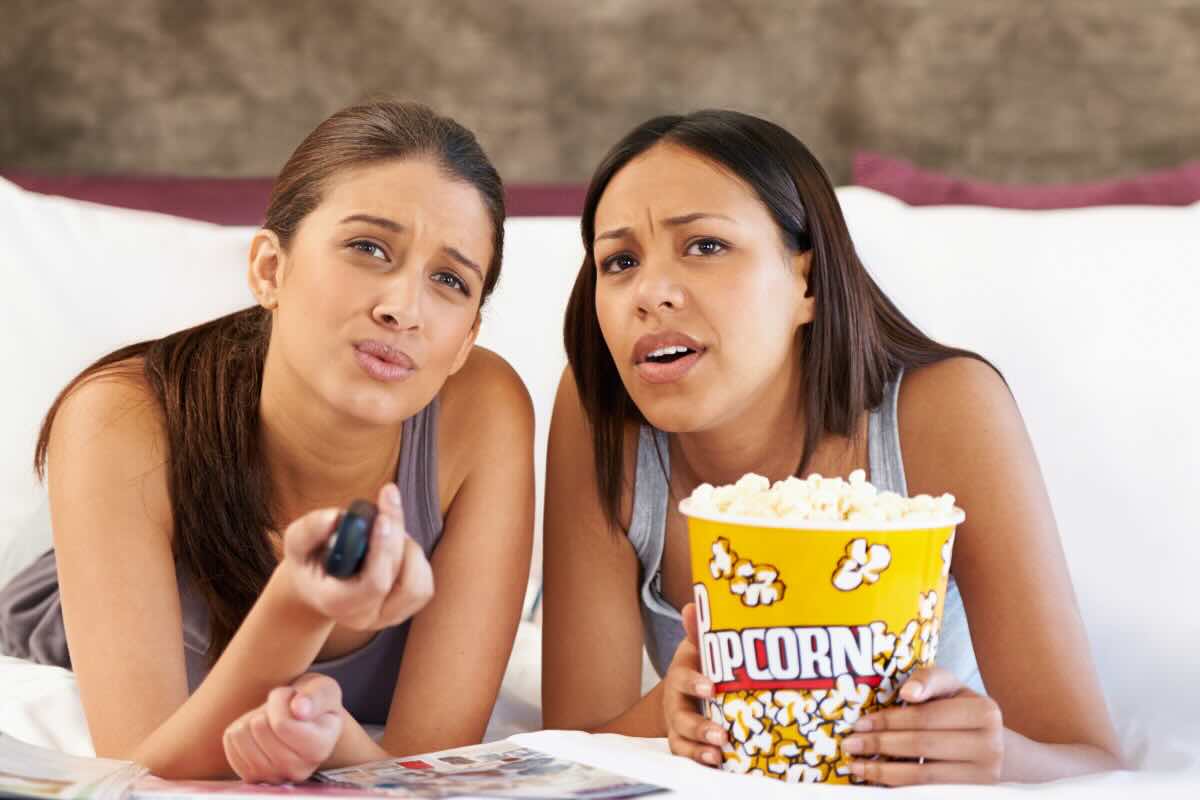 donne che guardano tv con pop corn 