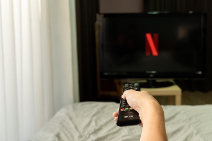 televisione con netflix e telecomando 