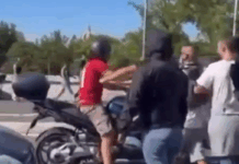 VIDEO – Derby, tifoso della Roma aggredito mentre tornava a casa in scooter