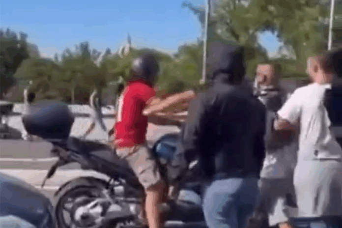VIDEO – Derby, tifoso della Roma aggredito mentre tornava a casa in scooter