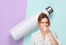 borraccia e donna che si tappa il naso