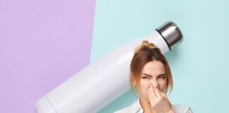 borraccia e donna che si tappa il naso