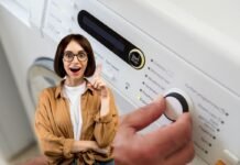 donna con idea e mano che imposta lavatrice