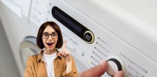 donna con idea e mano che imposta lavatrice