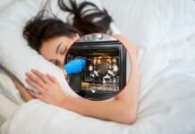 donna che dorme e in primo piano pulizia del forno