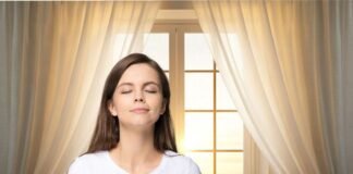 Da quando uso questo trucco le tende hanno un profumo pazzesco: non uso nemmeno più l’ammorbidente donna che sente profumo nell'aria e alle sue spalle una finestra con tende
