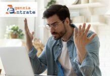 uomo arrabbiato pc logo agenzia delle entrate