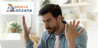 uomo arrabbiato pc logo agenzia delle entrate