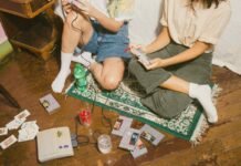 ragazzi seduti in terra e che giocano ai videogiochi