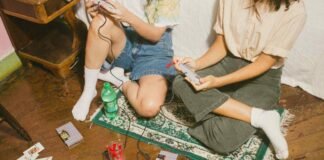 ragazzi seduti in terra e che giocano ai videogiochi