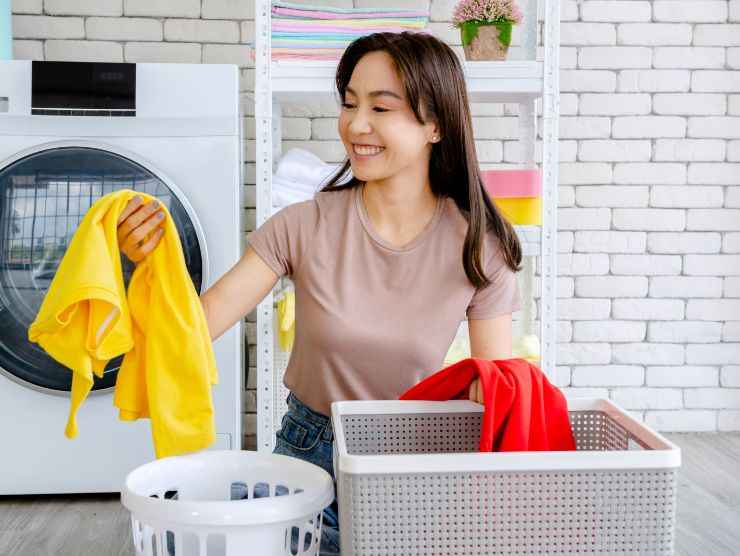 donna che separa bucato da lavare