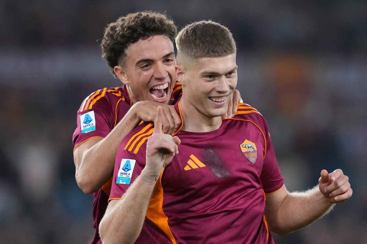 Artem Dovbyk esulta dopo il gol al Parma