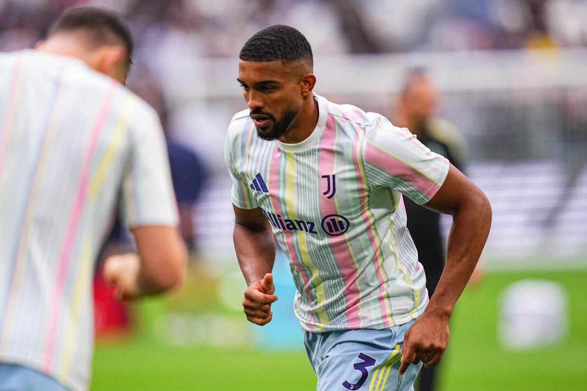 Gleison Bremer in una fase di riscaldamento