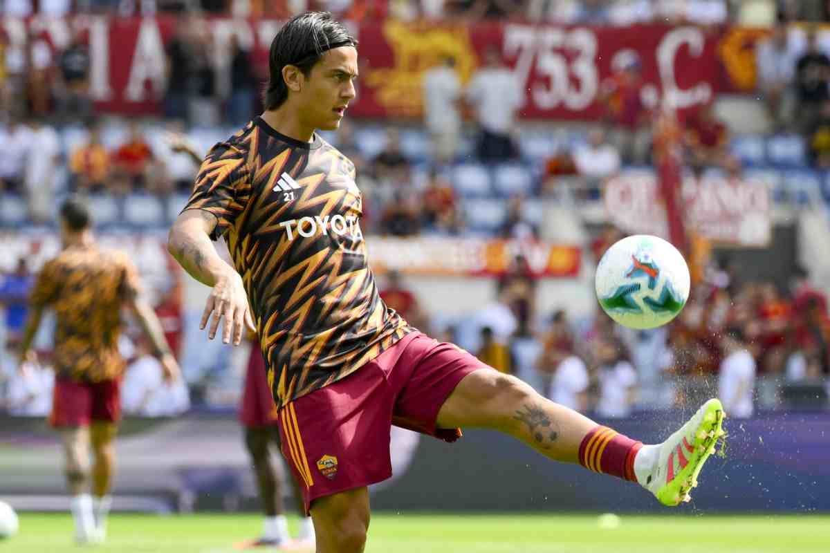 Paulo Dybala in una fase di riscaldamento