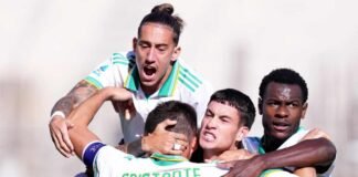 Esultanza dei giocatori della Roma a Firenze