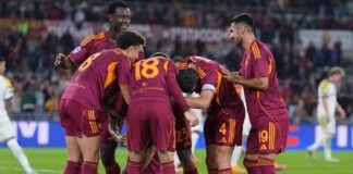 Esultanza dei giocatori della Roma contro il Parma
