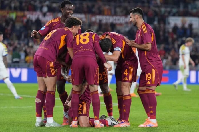 Esultanza dei giocatori della Roma contro il Parma