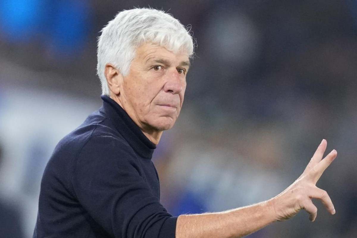 Gian Piero Gasperini concentrato mentre allena
