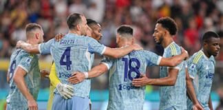 Giocatori della Juventus si abbracciano