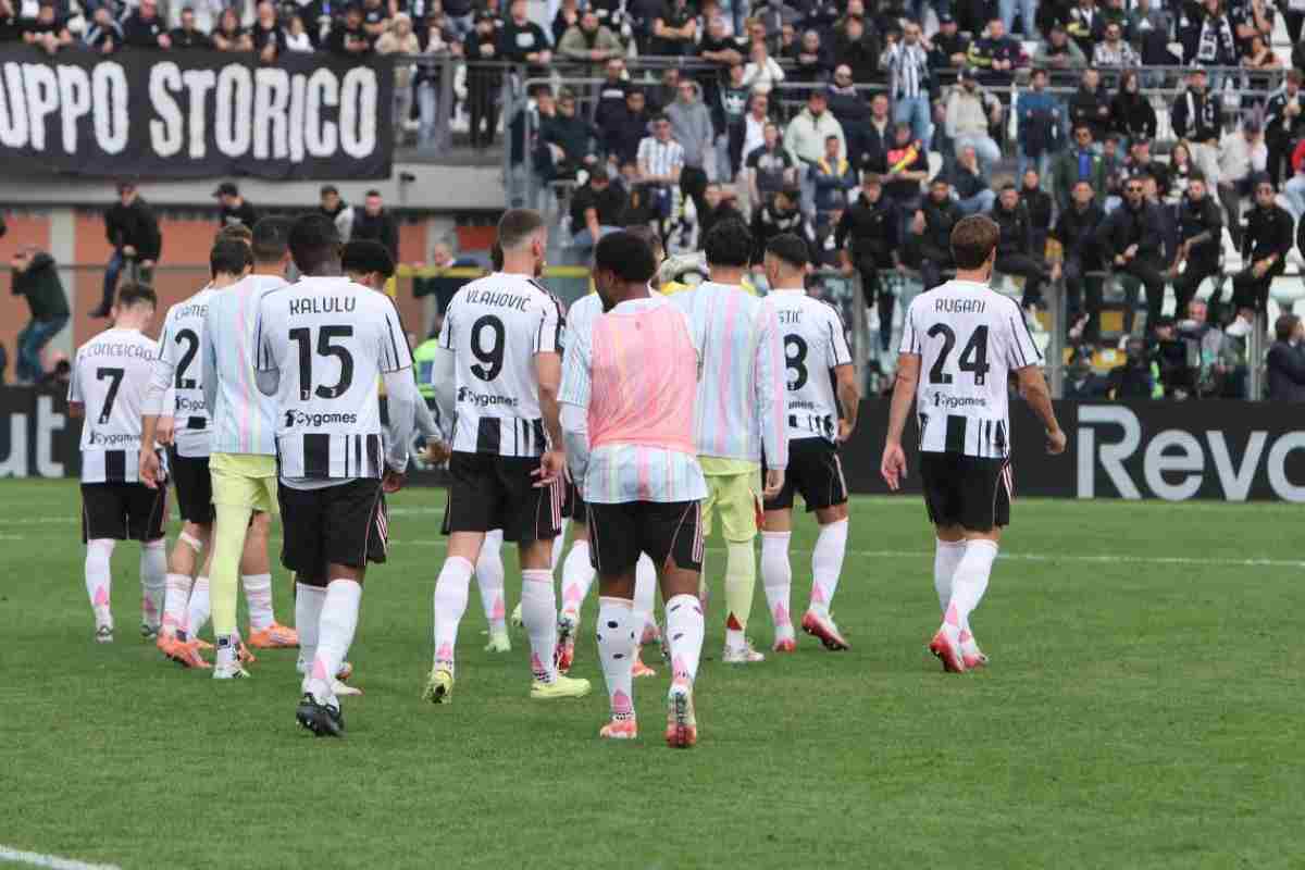 Giocatori della Juventus sotto il settore ospiti a Como
