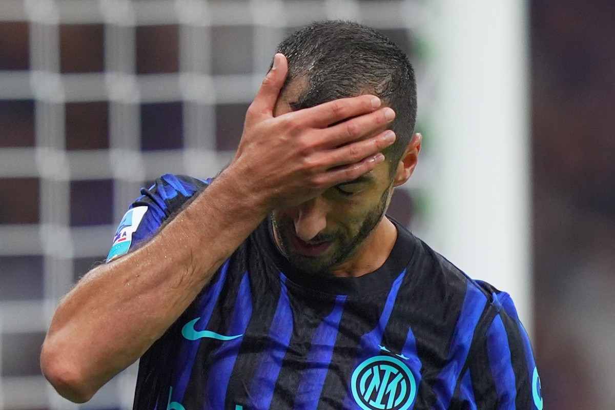 Henrikh Mkhitaryan con le mani nei capelli