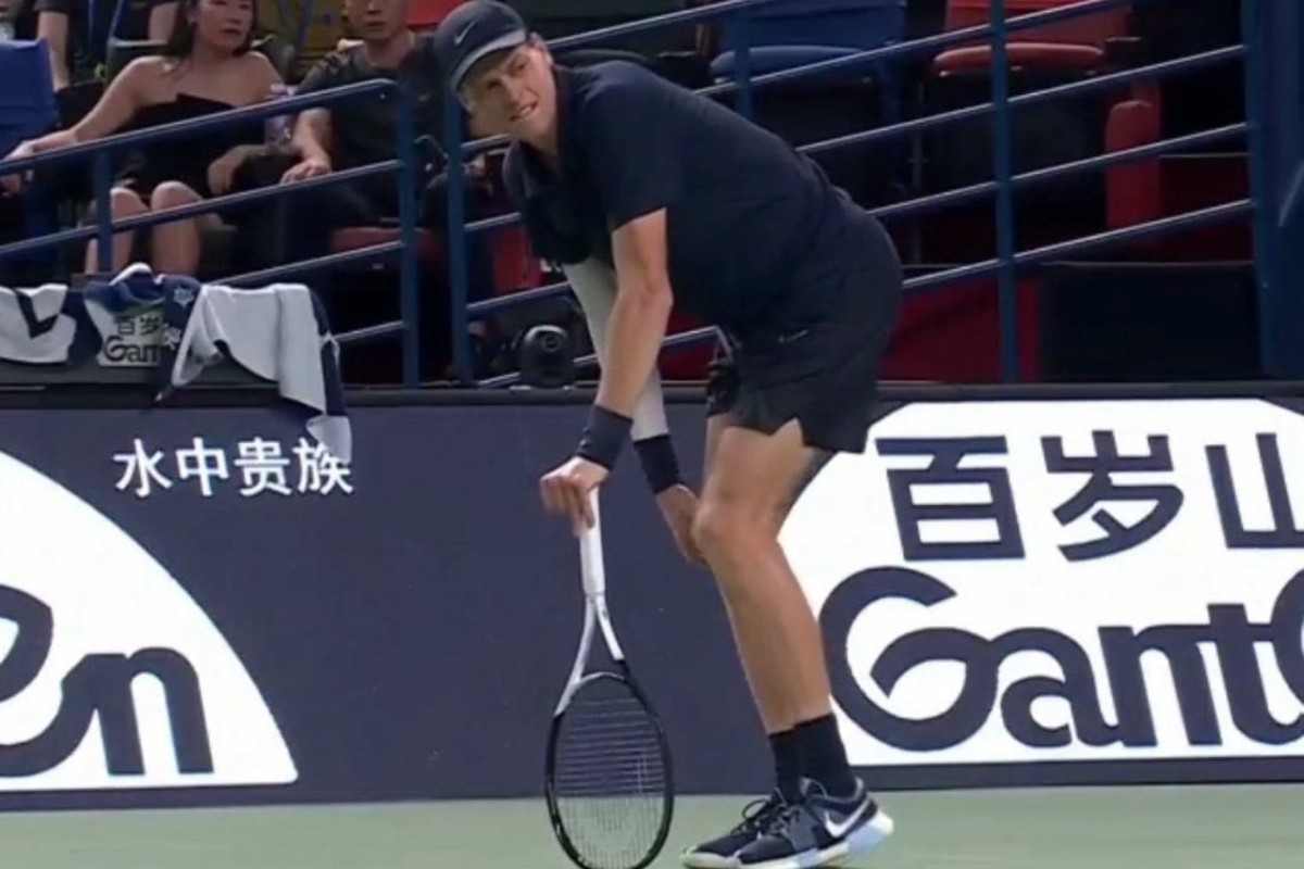 Jannik Sinner piegato sulle gambe