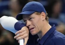 Sinner colto di sorpresa: non ci sarà al Masters di Parigi Jannik Sinner pensieroso