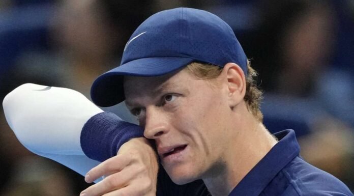 Sinner colto di sorpresa: non ci sarà al Masters di Parigi Jannik Sinner pensieroso