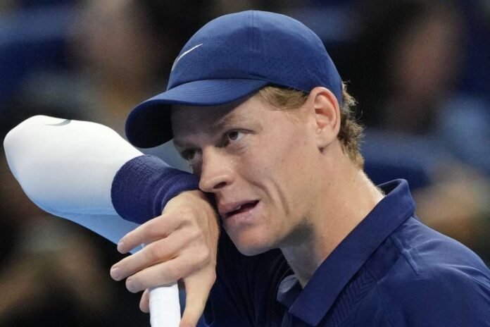 Jannik Sinner pensieroso