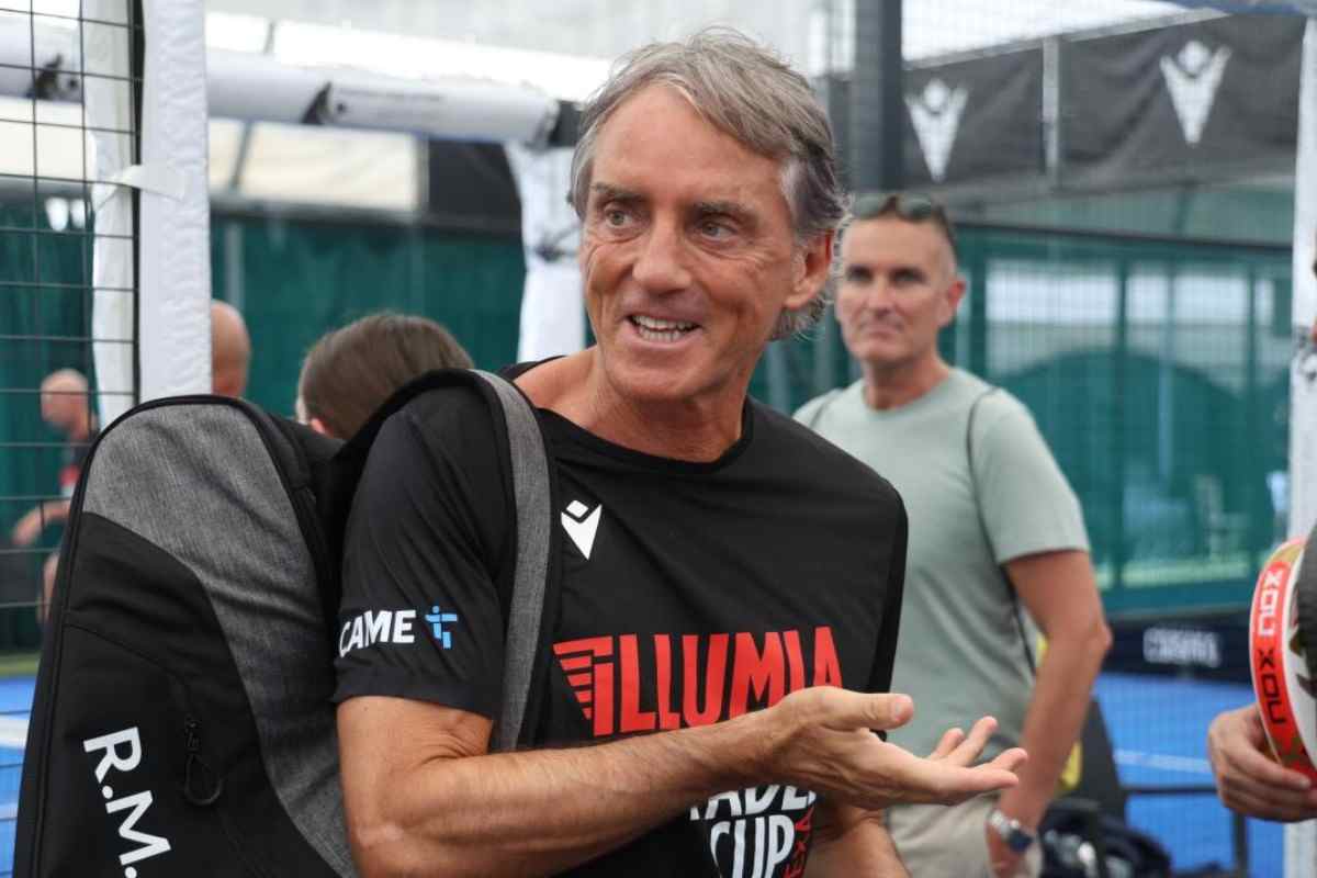 Roberto Mancini sorridente prima di una partita di padel