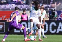 Manu Konè in azione contro la Fiorentina