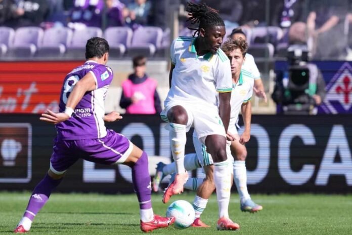 Manu Konè in azione contro la Fiorentina