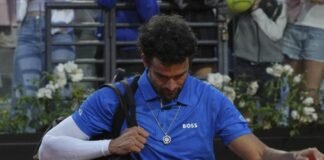 Matteo Berrettini esce dal campo sconsolato