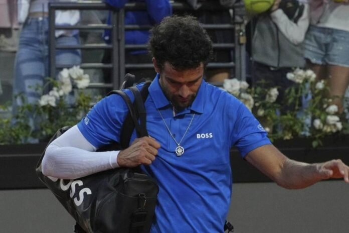 Matteo Berrettini esce dal campo sconsolato
