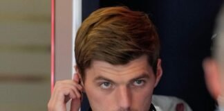 Max Verstappen perplesso nel suo box