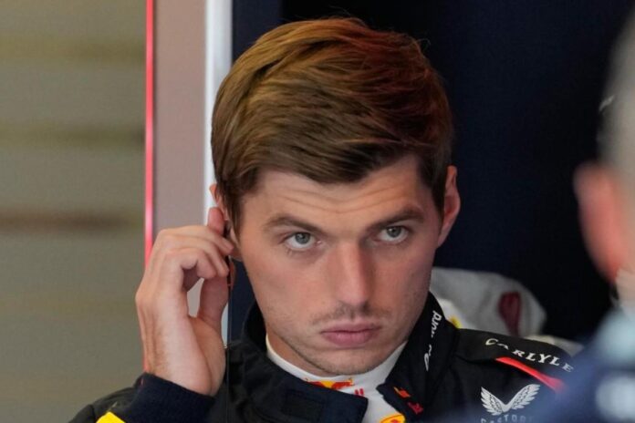 Verstappen si arrende: cos’è successo a poche ore dal Gp del Messico Max Verstappen perplesso nel suo box