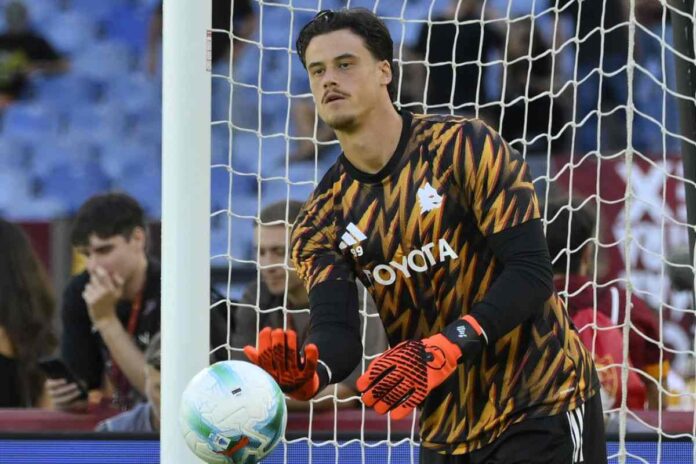 Mile Svilar rinvia il pallone con le mani