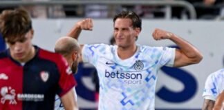 Francesco Pio Esposito esulta dopo il gol al Cagliari