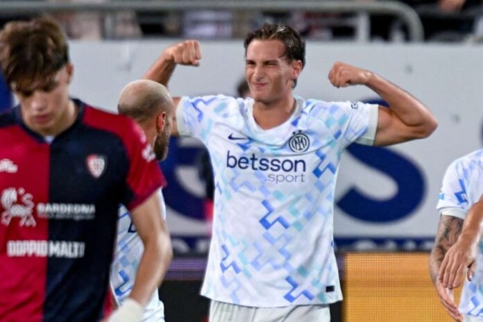 Francesco Pio Esposito esulta dopo il gol al Cagliari