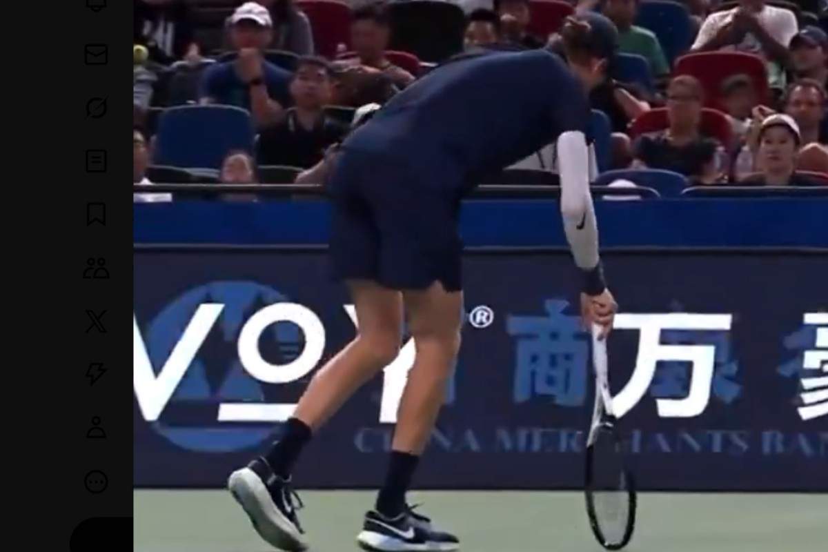 Jannik Sinner zoppicante in campo